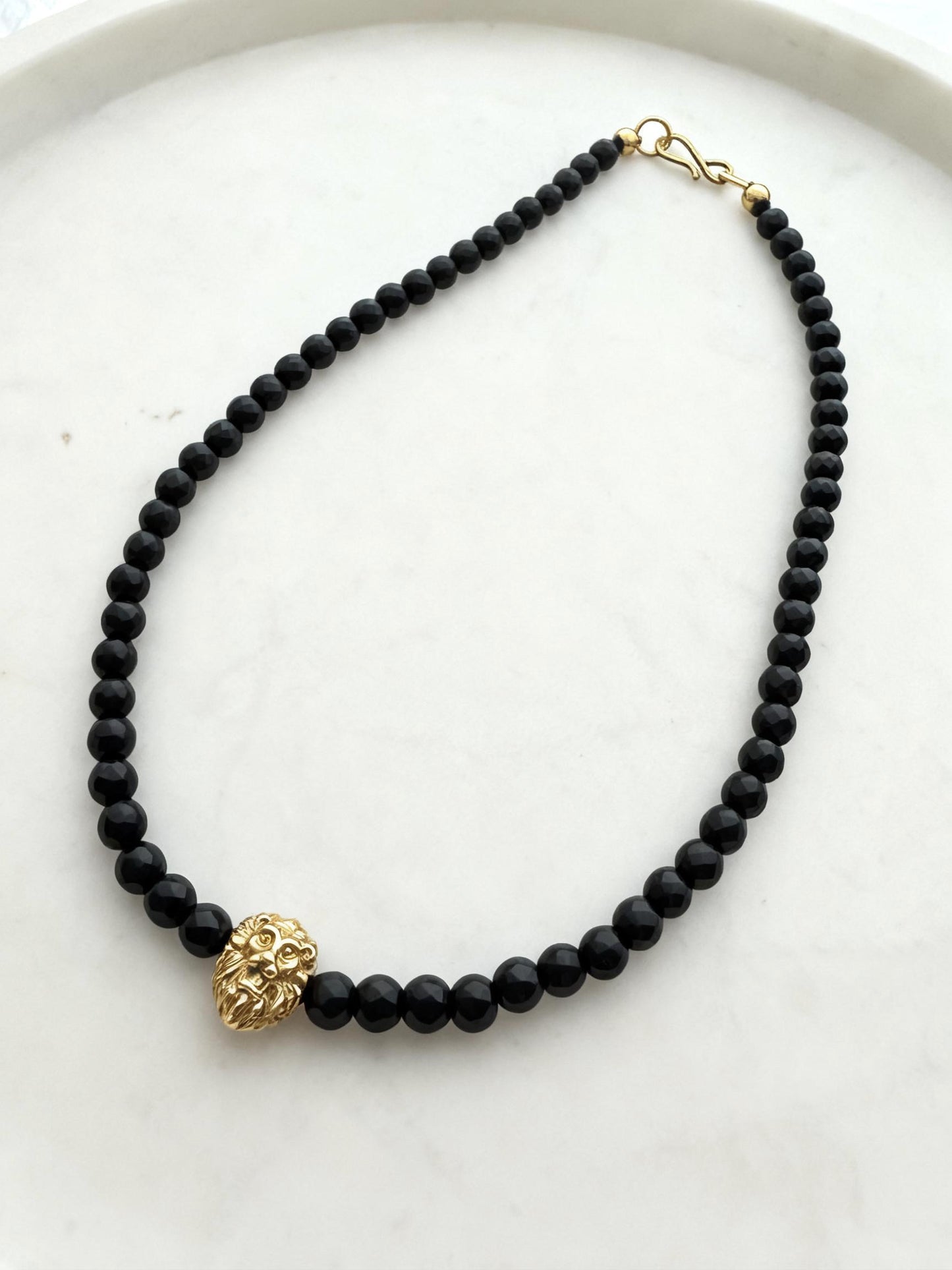 Collar de ónix y León de bronce