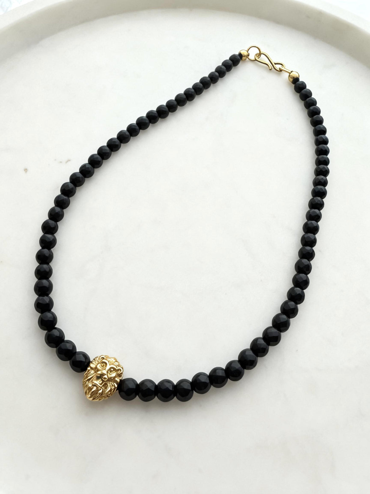 Collar de ónix y León de bronce